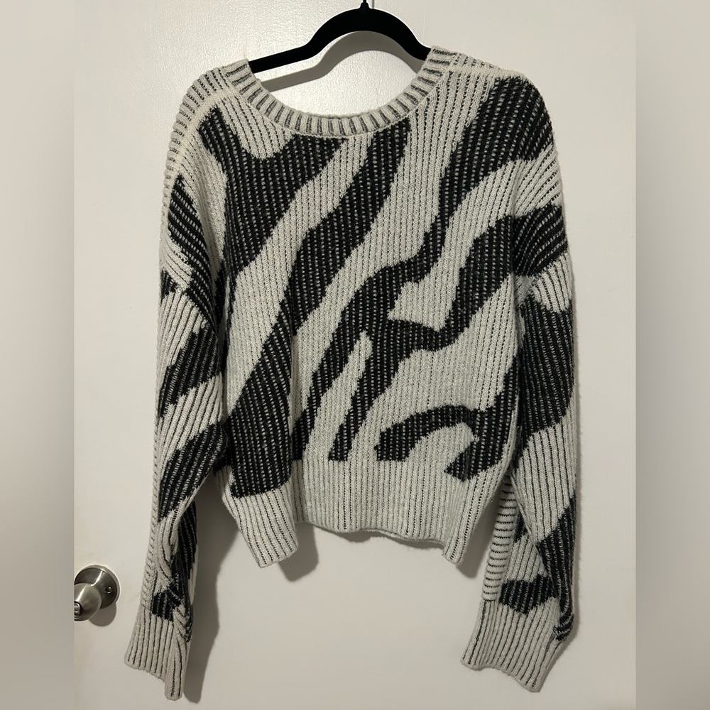 Elan Monochrome Abstract Sweater